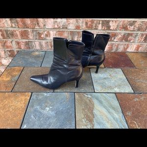 Women’s classic leather booties, color navy